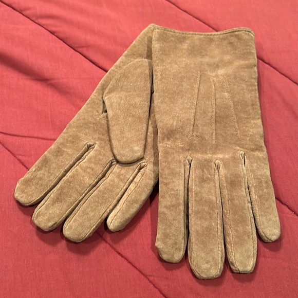 isotoner Accessories - Aria Isotoner sz XL - Women’s Tan Genuine Leather Gloves.  Fits more like Large